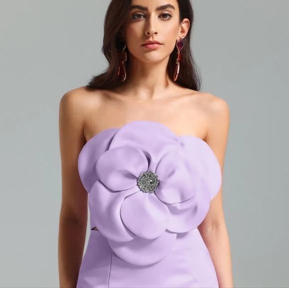 Bella Barnett Tops - BELLA BARNETT LILAC FLOWER STRAPLES TOP NWT SIZE LARGE